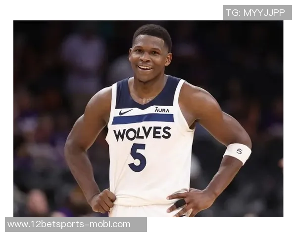 爱德华兹表现稳定半场10投5中贡献12分2篮板罚球命中率待提高 爱德华兹表现稳定半场10投5中贡献12分2篮板罚球命中率待提高