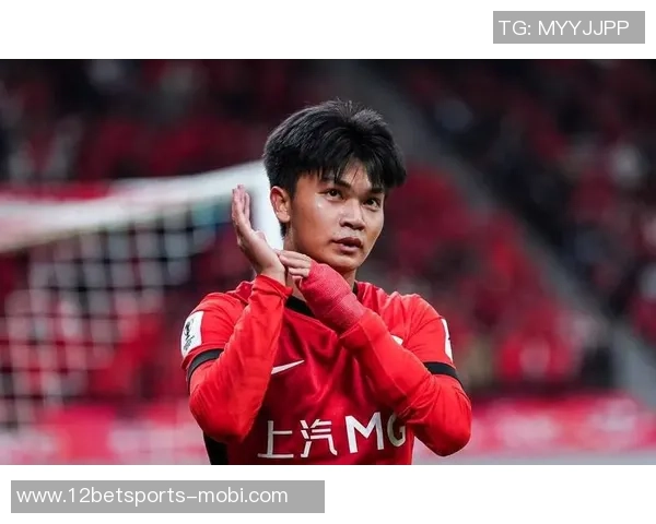 蒯纪闻赛后手臂缠绷带半场被换下愿无大碍引发球迷关心